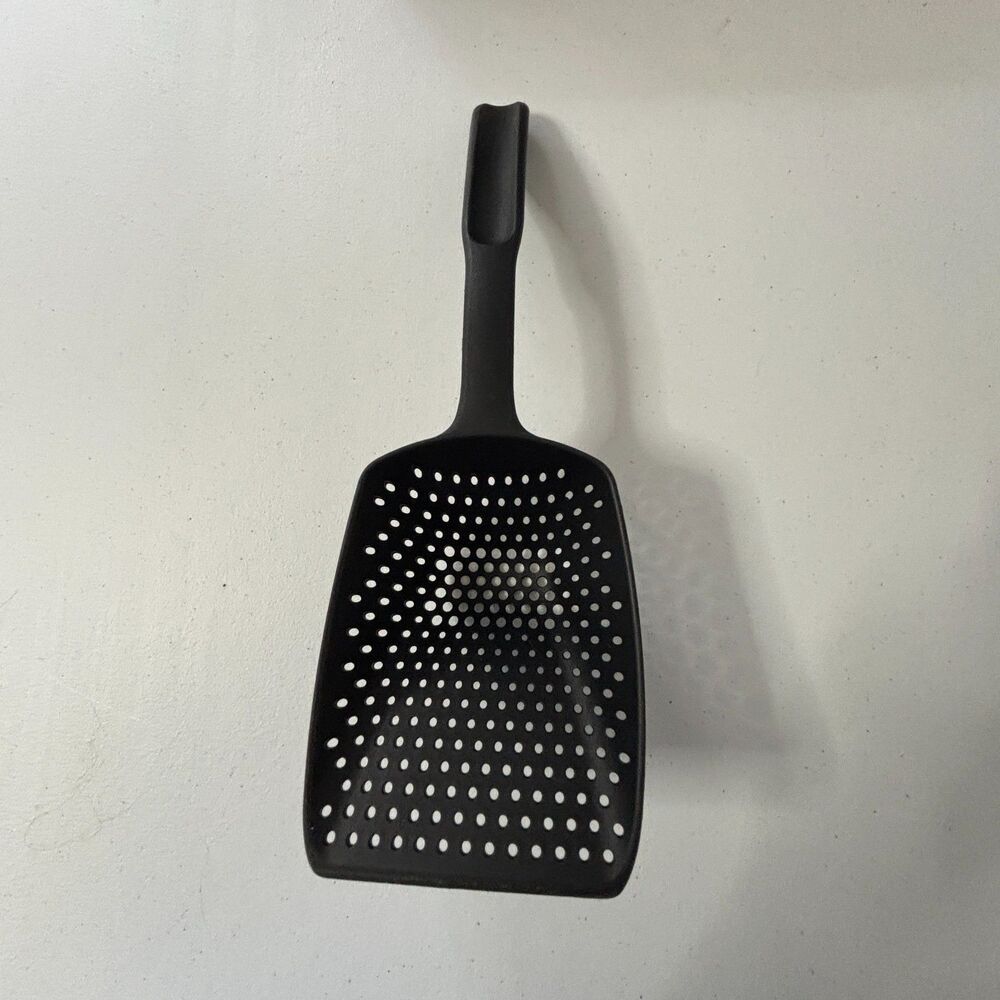 Pampered Chef large Scoop and drain. #1622 13" Made in the USA
